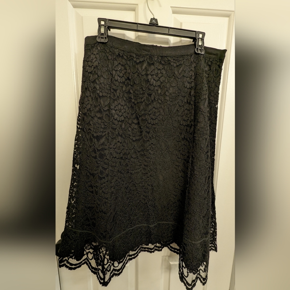 Old Navy women's sz 14 lace mid length skirt. Washed and never worn
